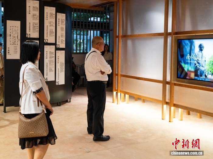 图为留念馆内乱播搁北侨机工记录片吸收不雅者藏身旁观。中新社记者 旧悦 摄